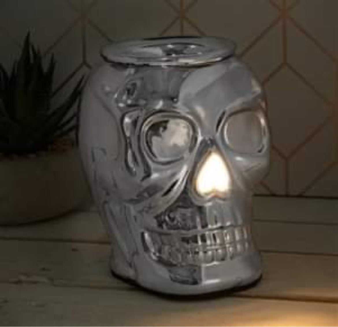 ceramic skull aroma lamp wax burner silver, detailed skull design, electric burner for wax melts or fragrance oils, ideal for gothic or Halloween décor