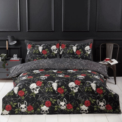 Skulls and roses duvet cover set with gothic floral design, dark skull and rose pattern bedding for double or king bed