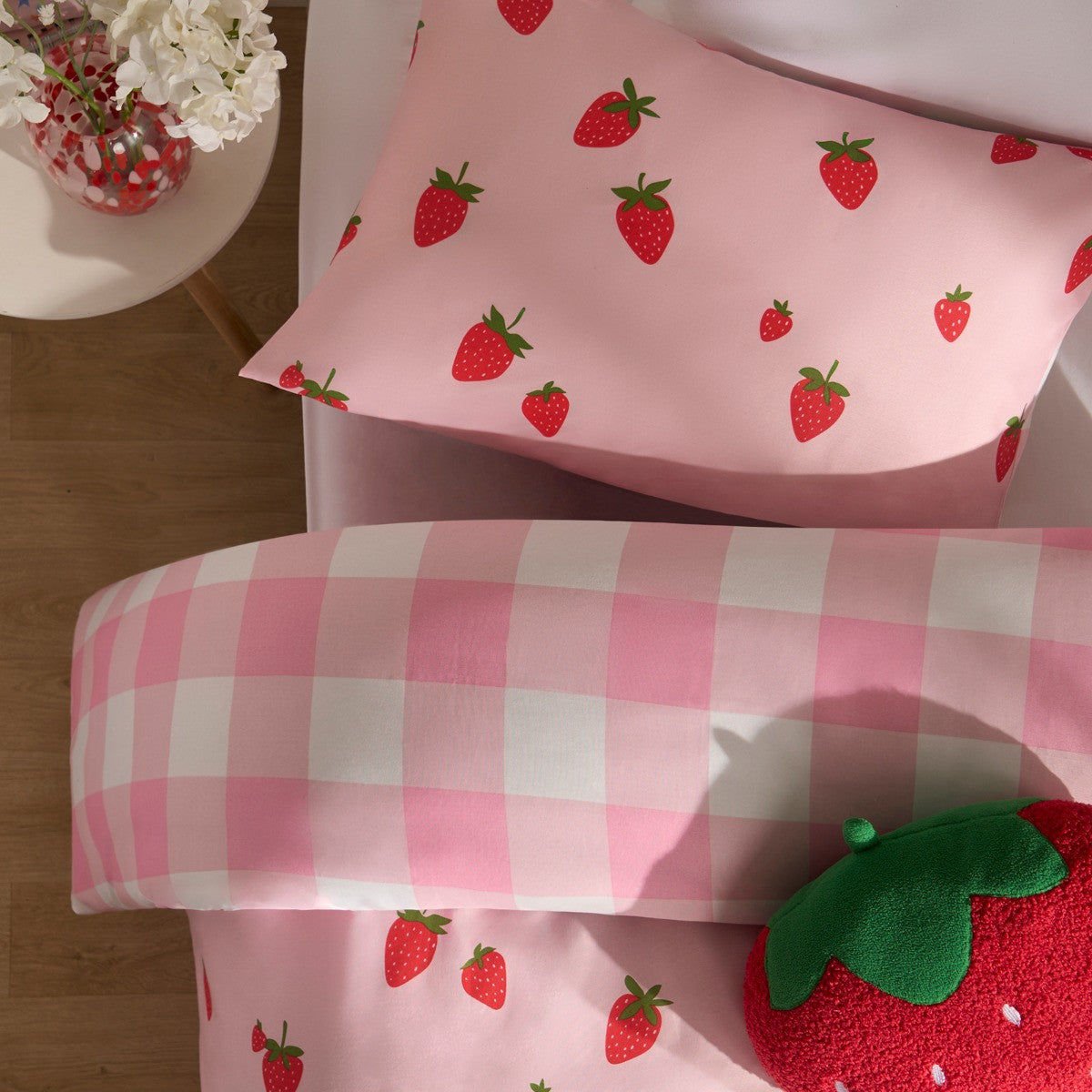 Reversible strawberry gingham bedding set for children’s single bed
