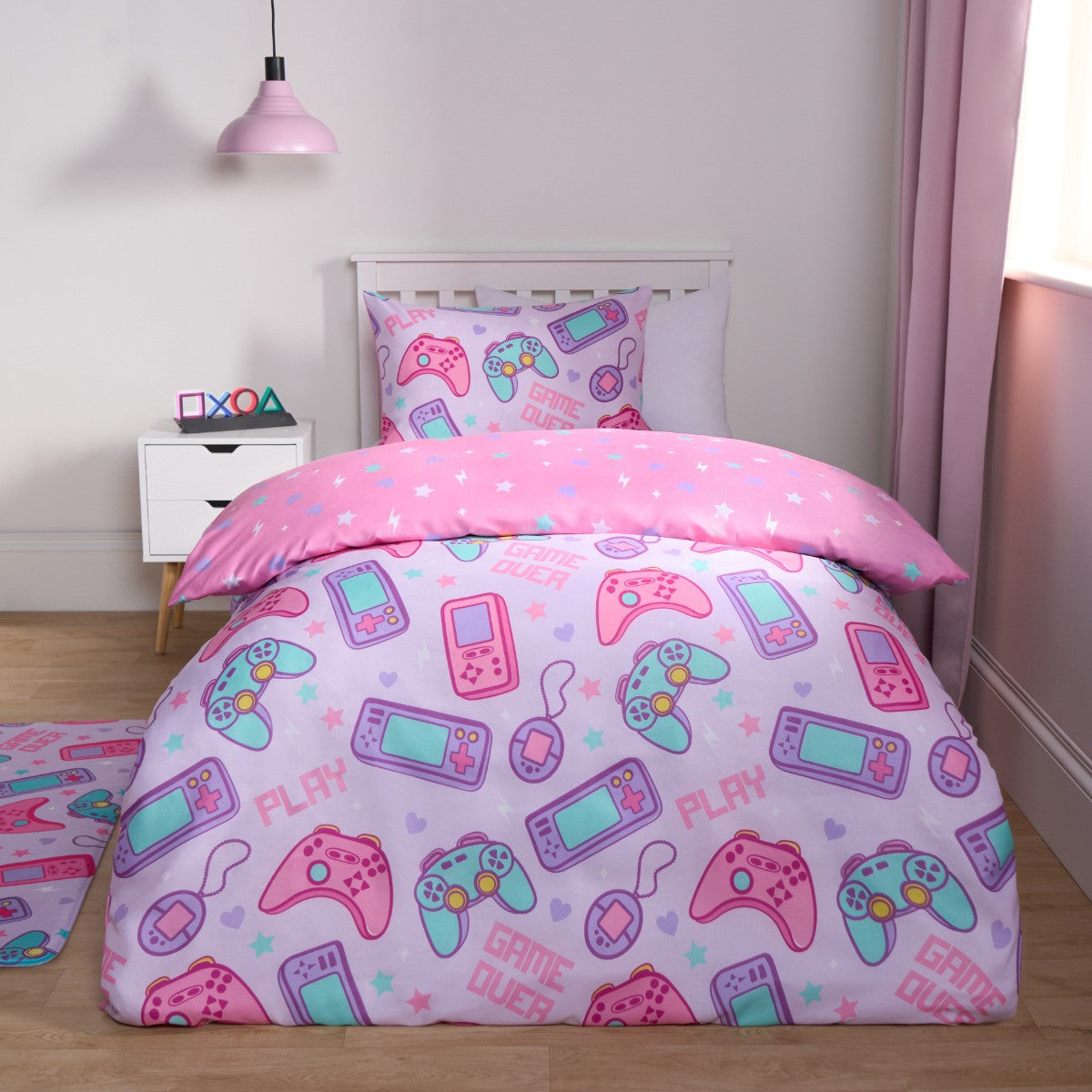 Children’s gamer fleece single duvet cover set in lilac and pink on bed