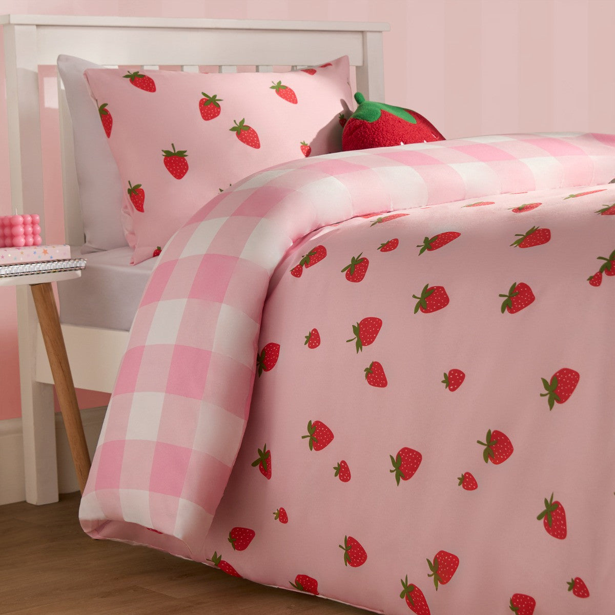 Children’s single duvet cover set with gingham pattern and strawberry print