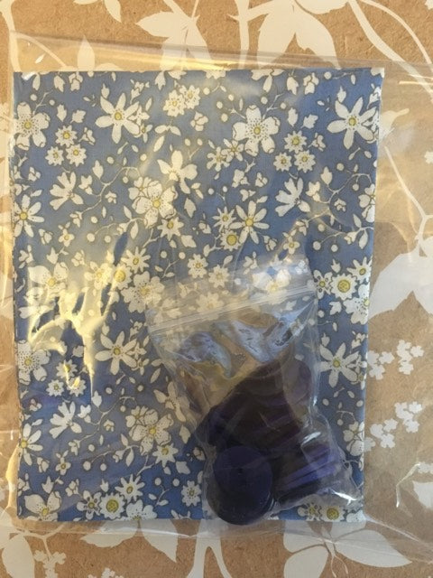 dark blue and white flowers fat quarter with buttons